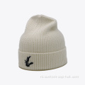 Gebreide muts met aangepast logo
